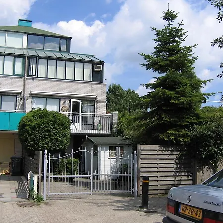 Sleepy Holland לינה וארוחת בוקר